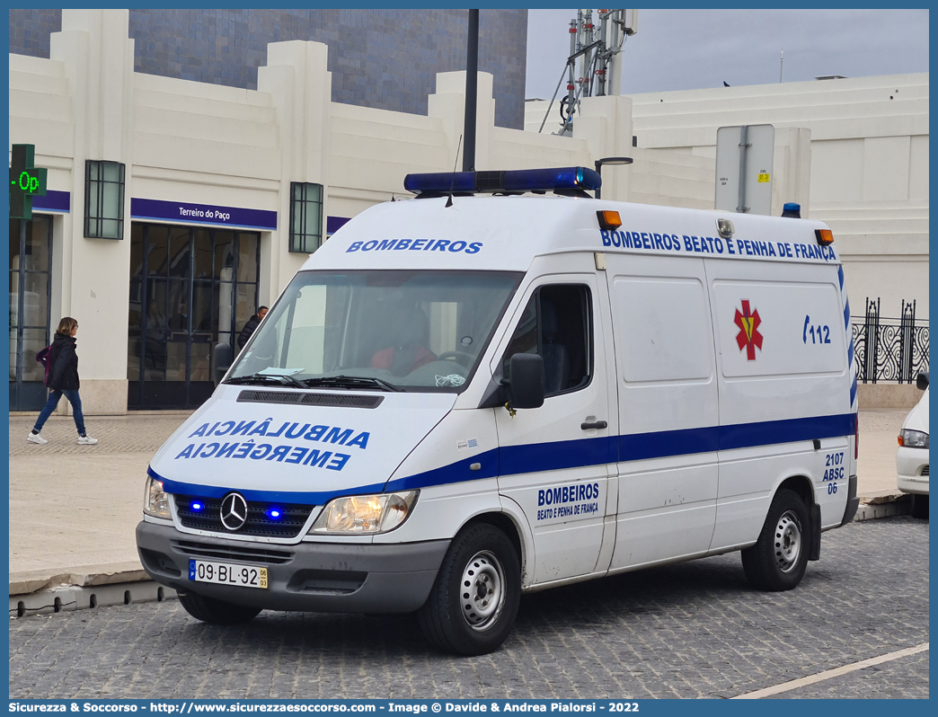 2107 ABSC 06
República Portuguesa
Bombeiros Voluntários do Beato e Penha de França
Mercedes Benz Sprinter I generation restyling
Parole chiave: República;Portuguesa;Bombeiros;Voluntários;Beato e Penha de França;Mercedes Benz;Sprinter