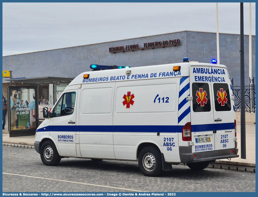 2107 ABSC 06
República Portuguesa
Bombeiros Voluntários do Beato e Penha de França
Mercedes Benz Sprinter I generation restyling
Parole chiave: República;Portuguesa;Bombeiros;Voluntários;Beato e Penha de França;Mercedes Benz;Sprinter