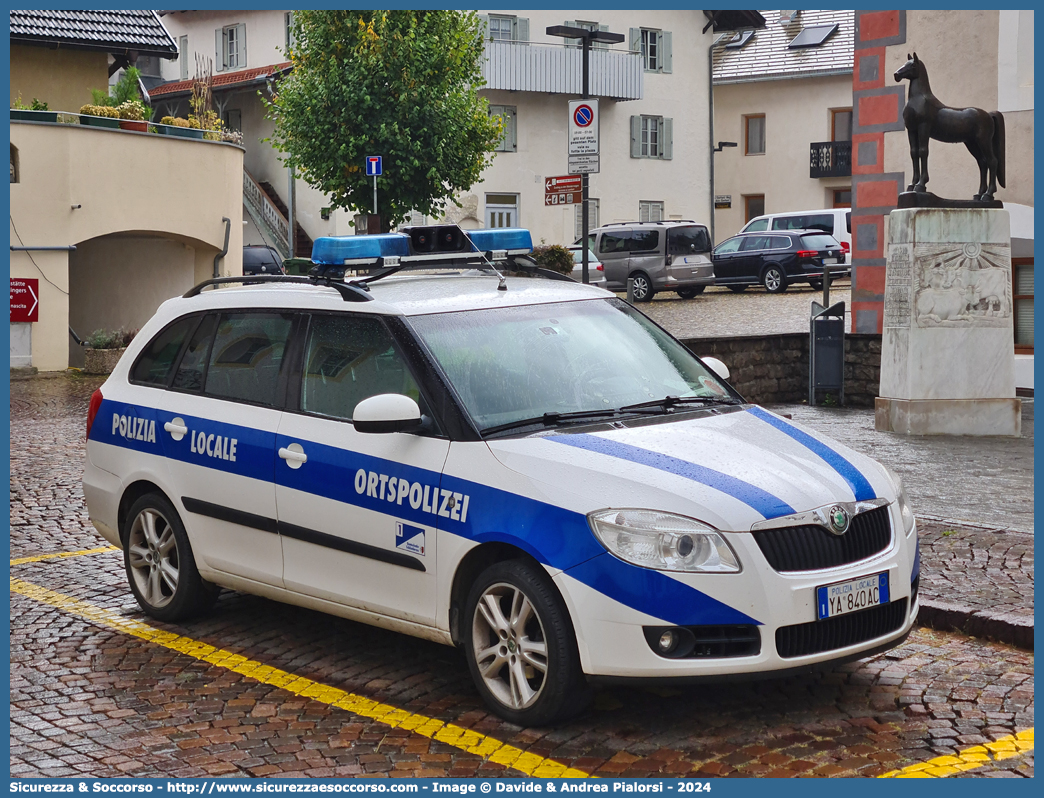 Polizia Locale YA840AC
Polizia Locale
Comune di Sluderno
Skoda Fabia Wagon II serie
Parole chiave: Polizia;Locale;Municipale;Sluderno;Schluderns;Skoda;Fabia;SW;S.W.;Station;Wagon;YA840AC;YA 840 AC