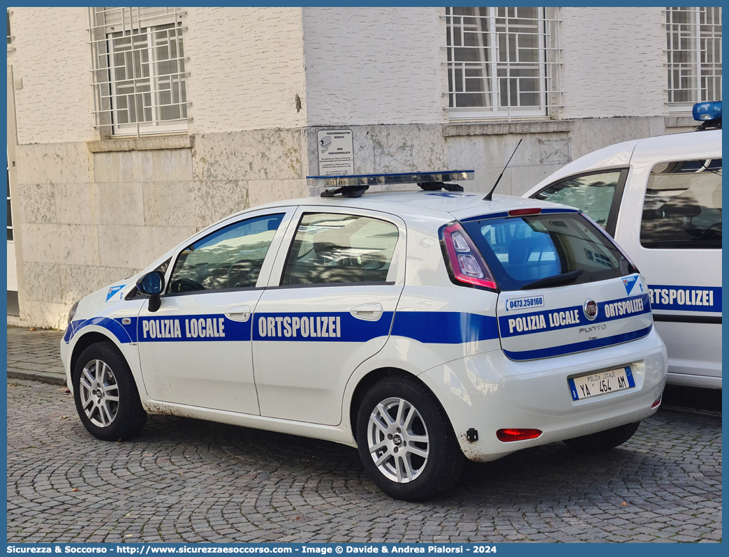 Polizia Locale YA464AM
Polizia Locale
Comune di Merano
Fiat Punto IV serie
Allestitore Ciabilli S.r.l.
Parole chiave: Polizia;Locale;Municipale;Merano;Meran;Fiat;Punto;Ciabilli;YA464AM;YA 464 AM