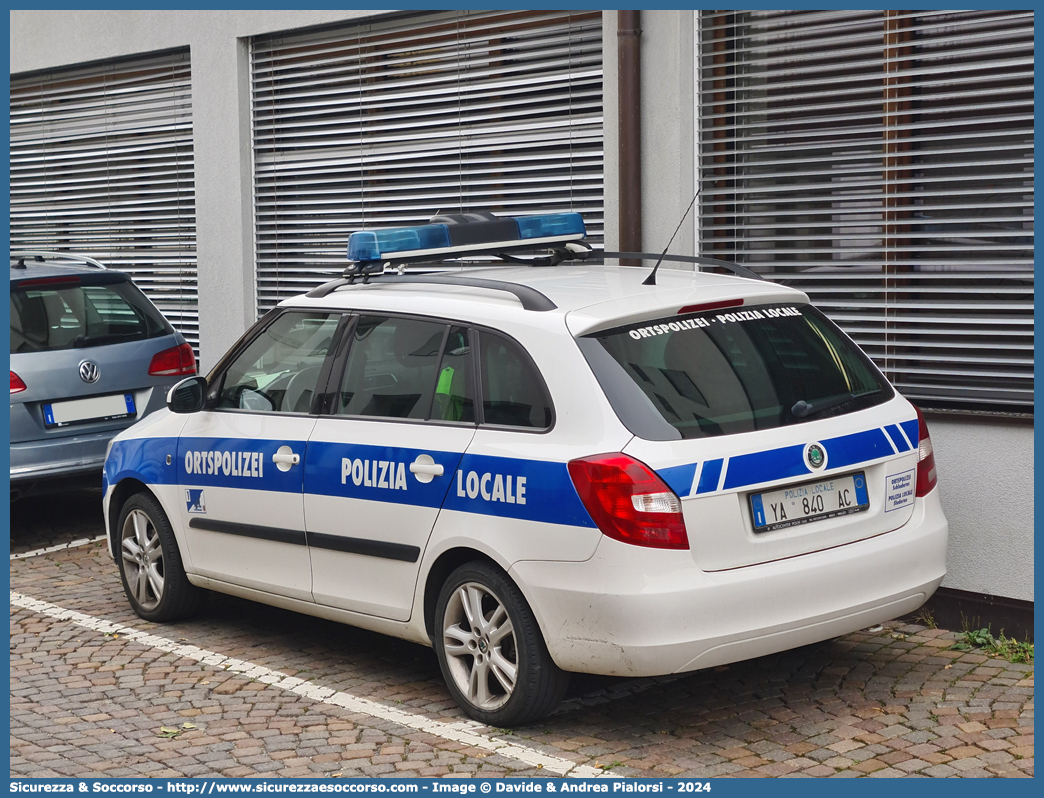 Polizia Locale YA840AC
Polizia Locale
Comune di Sluderno
Skoda Fabia Wagon II serie
Parole chiave: Polizia;Locale;Municipale;Sluderno;Schluderns;Skoda;Fabia;SW;S.W.;Station;Wagon;YA840AC;YA 840 AC