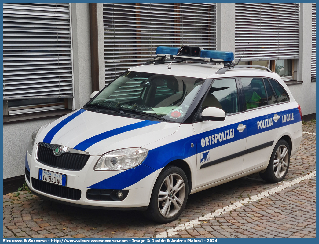 Polizia Locale YA840AC
Polizia Locale
Comune di Sluderno
Skoda Fabia Wagon II serie
Parole chiave: Polizia;Locale;Municipale;Sluderno;Schluderns;Skoda;Fabia;SW;S.W.;Station;Wagon;YA840AC;YA 840 AC