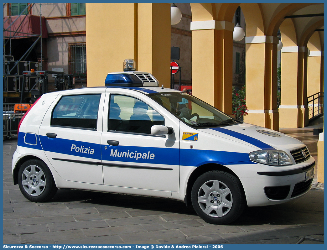 -
Polizia Municipale
Comune di Cervia
Fiat Punto III serie
Allestitore Focaccia Group S.r.l.
Parole chiave: Polizia;Locale;Municipale;Cervia;Fiat;Punto;Focaccia