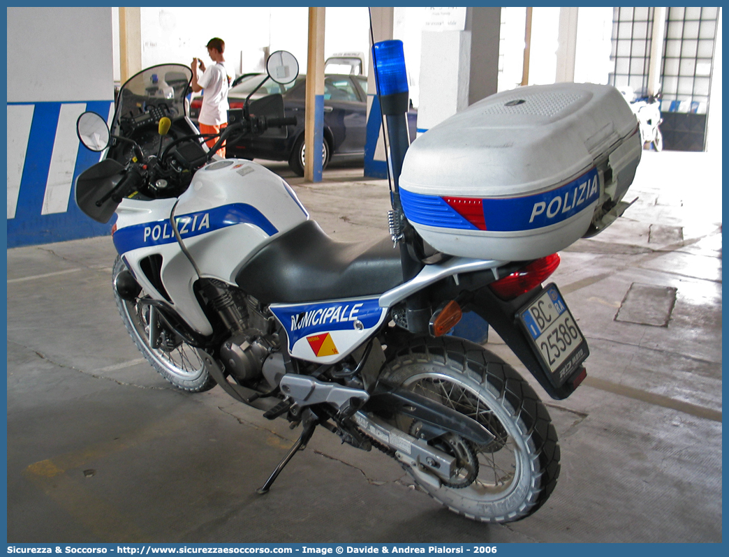 -
Polizia Municipale
Comune di Ravenna
Honda Transalp I serie
Parole chiave: Polizia;Locale;Municipale;Ravenna;Honda;Transalp