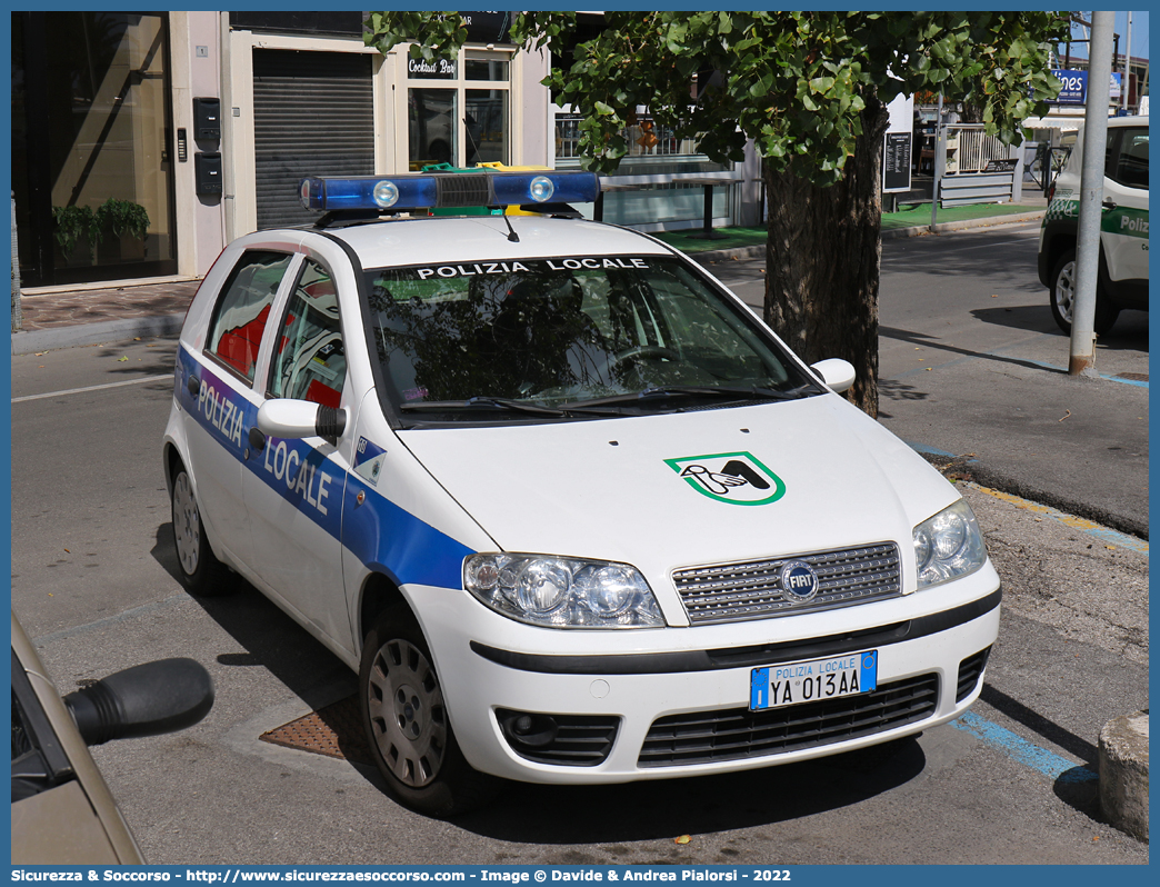 Polizia Locale YA013AA
Polizia Municipale
Comune di Numana
Fiat Punto II serie restyling
Allestitore Focaccia Group S.r.l.
(variante)
Parole chiave: Polizia;Locale;Municipale;Numana;Fiat;Punto;YA013AA;YA 013 AA;Focaccia