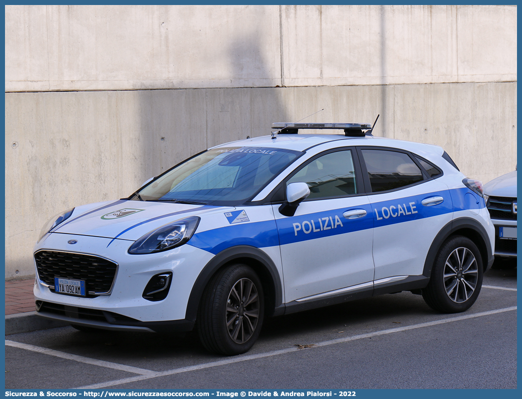 Polizia Locale YA092AM
Polizia Locale
Comune di San Benedetto del Tronto
Ford Nuova Puma
Allestitore Celiani S.a.s.
Parole chiave: Polizia;Locale;Municipale;San Benedetto del Tronto;Ford;Nuova Puma;Celiani;YA092AM;YA 092 AM