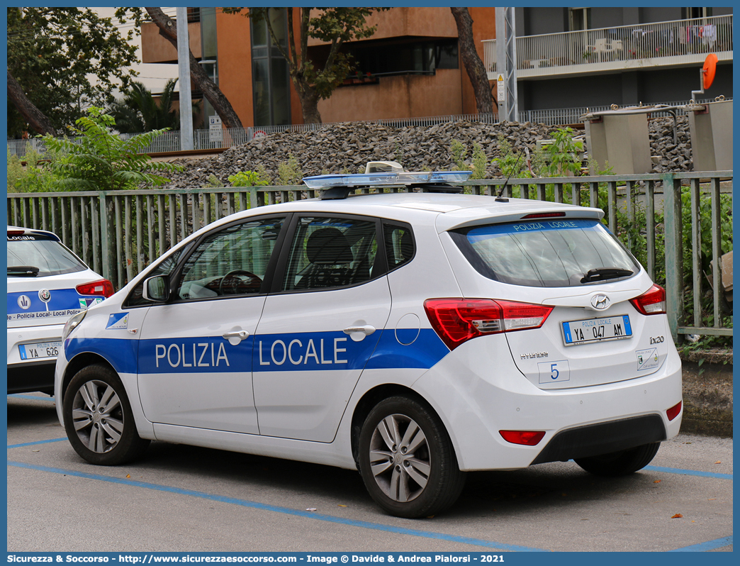 Polizia Locale YA047AM
Polizia Locale
Comune di Colli al Metauro
Hyundai IX20
Parole chiave: Polizia;Locale;Municipale;Colli al Metauro;Montemaggiore al Metauro;Saltara;Serrungarina;Hyundai;IX20;IX 20;YA047AM;YA 047 AM