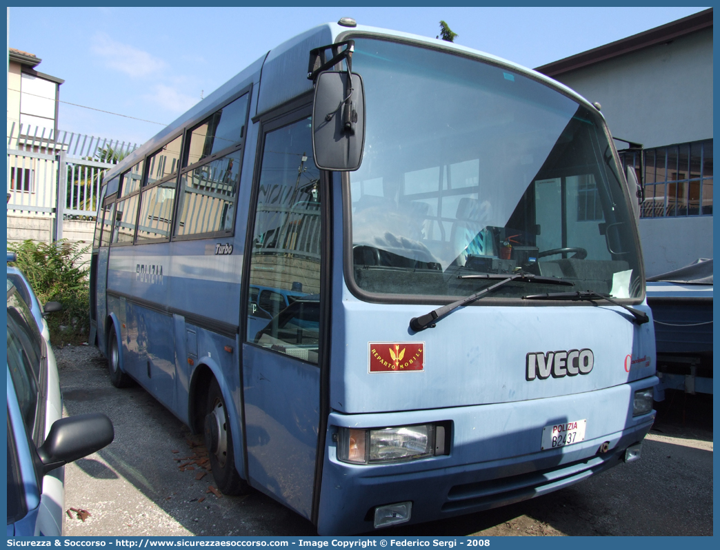 Polizia B2437
Polizia di Stato
Reparto Mobile
Iveco Cacciamali 315S Turbo
Parole chiave: Polizi di Stato;Polizia;PS;P.S.;Reparto Mobile;Iveco;Cacciamali;315S;315;S;Turbo