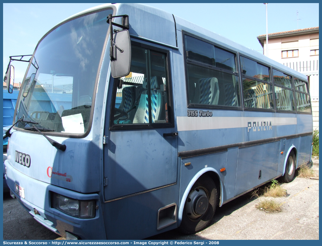 Polizia B2437
Polizia di Stato
Reparto Mobile
Iveco Cacciamali 315S Turbo
Parole chiave: Polizi di Stato;Polizia;PS;P.S.;Reparto Mobile;Iveco;Cacciamali;315S;315;S;Turbo