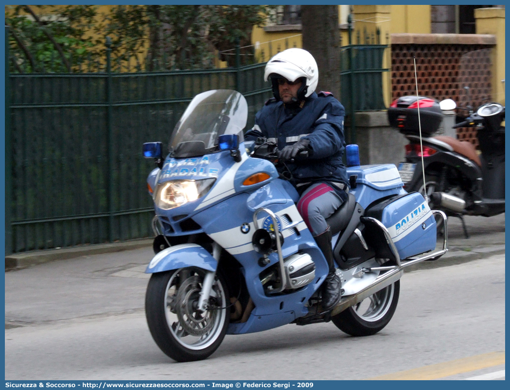 -
Polizia di Stato
Polizia Stradale
Bmw R850RT II serie
Parole chiave: Polizia di Stato;Polizia;PS;Polizia Stradale;BMW;R850;RT