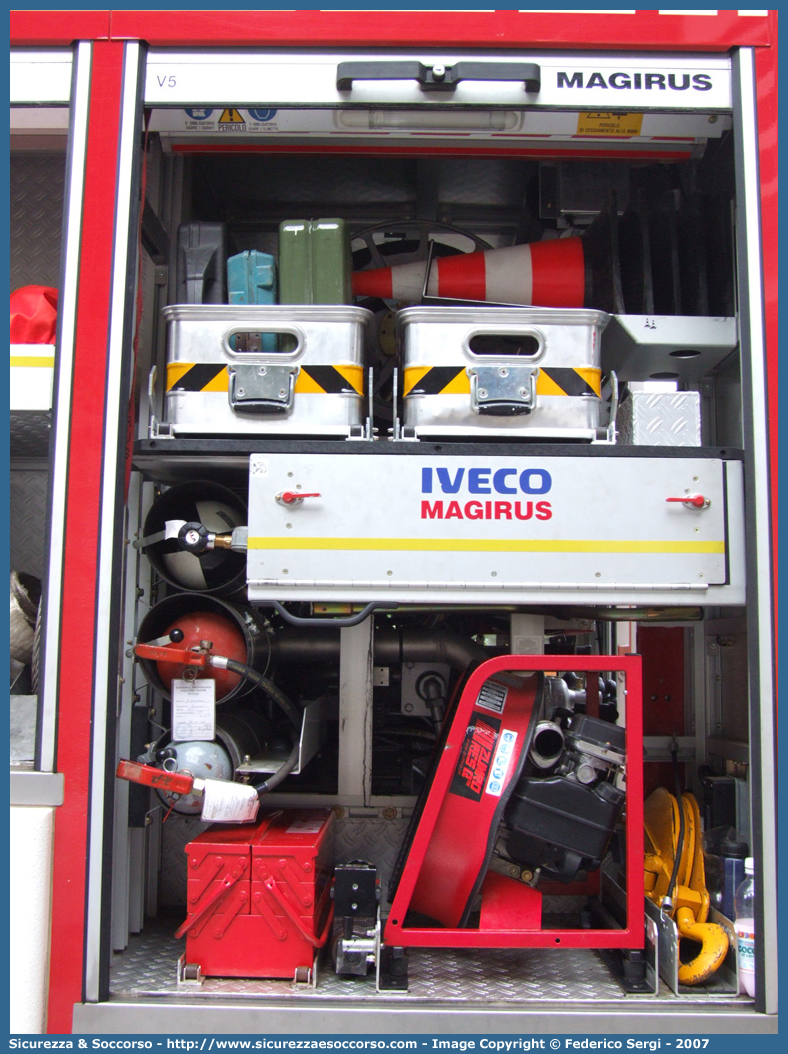 VF 23526
Corpo Nazionale Vigili del Fuoco
Iveco Magirus EuroFire
140E28 4x4 I serie
Parole chiave: VVF;V.V.F.;Corpo;Nazionale;Vigili;del;Fuoco;AutoPompaSerbatoio;APS;A.P.S.;Iveco;Magirus;EuroFire;140E28;4x4