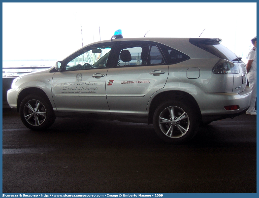 CP 2963
Corpo delle Capitanerie di Porto
Guardia Costiera
Lexus RX 400h
Parole chiave: CP;C.P.;GC;G.C.;Capitaneria;Capitanerie;di;Porto;Guardia;Costiera;Lexus;RX400h;RX 400h