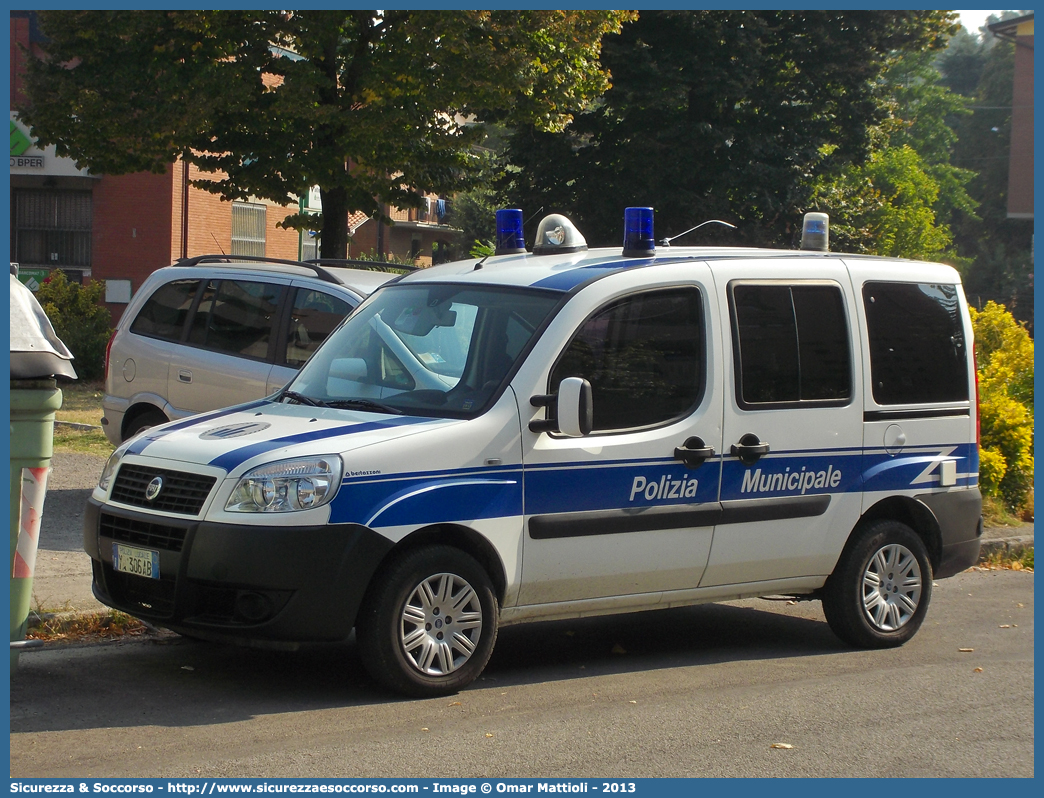 Polizia Locale YA306AB
Polizia Municipale
Unione Terre di Castelli
Fiat Doblò I serie restyling
Allestitore Bertazzoni S.r.l.
Parole chiave: Polizia;Locale;Municipale;Terre di Castelli;Castelnuovo Rangone;Spilamberto;Savignano sul Panaro;Vignola;Castelvetro di Modena;Marano sul Panaro;Guiglia;Zocca;Fiat;Doblò;Doblo;Bertazzoni