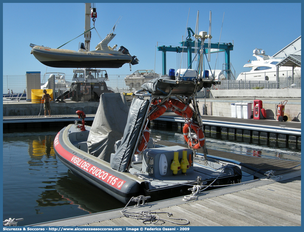 VF RIB M 01
Corpo Nazionale Vigili del Fuoco
Nucleo Portuale
Battello Antincendio Classe RIB M
Parole chiave: Corpo;Nazionale;Vigili del Fuoco;Vigili;Fuoco;Battello;Antincendio;RIB;M;Portuale;Navale;Nautica;Nautico;Nautici;Porti;Imbarcazione;Motoscafo