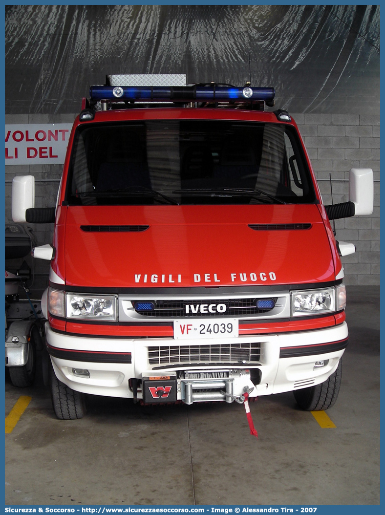 VF 24039
Corpo Nazionale Vigili del Fuoco
Iveco Daily 65C17 III serie
Allestitore Piemme Antincendi S.r.l.
Parole chiave: Corpo;Nazionale;Vigili del Fuoco;Vigili;Fuoco;Polisoccorso;Iveco;Daily;65C17;65 C 17;65C 17;65 C17;Piemme Antincendi