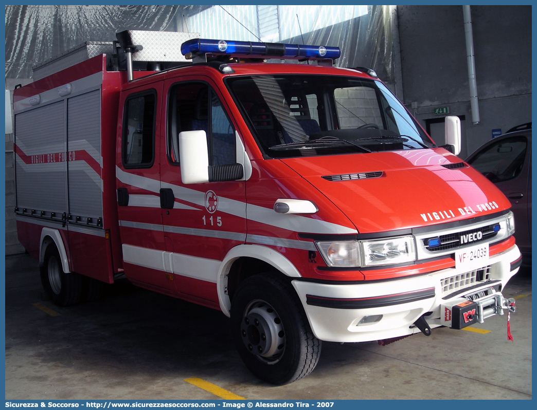 VF 24039
Corpo Nazionale Vigili del Fuoco
Iveco Daily 65C17 III serie
Allestitore Piemme Antincendi S.r.l.
Parole chiave: Corpo;Nazionale;Vigili del Fuoco;Vigili;Fuoco;Polisoccorso;Iveco;Daily;65C17;65 C 17;65C 17;65 C17;Piemme Antincendi