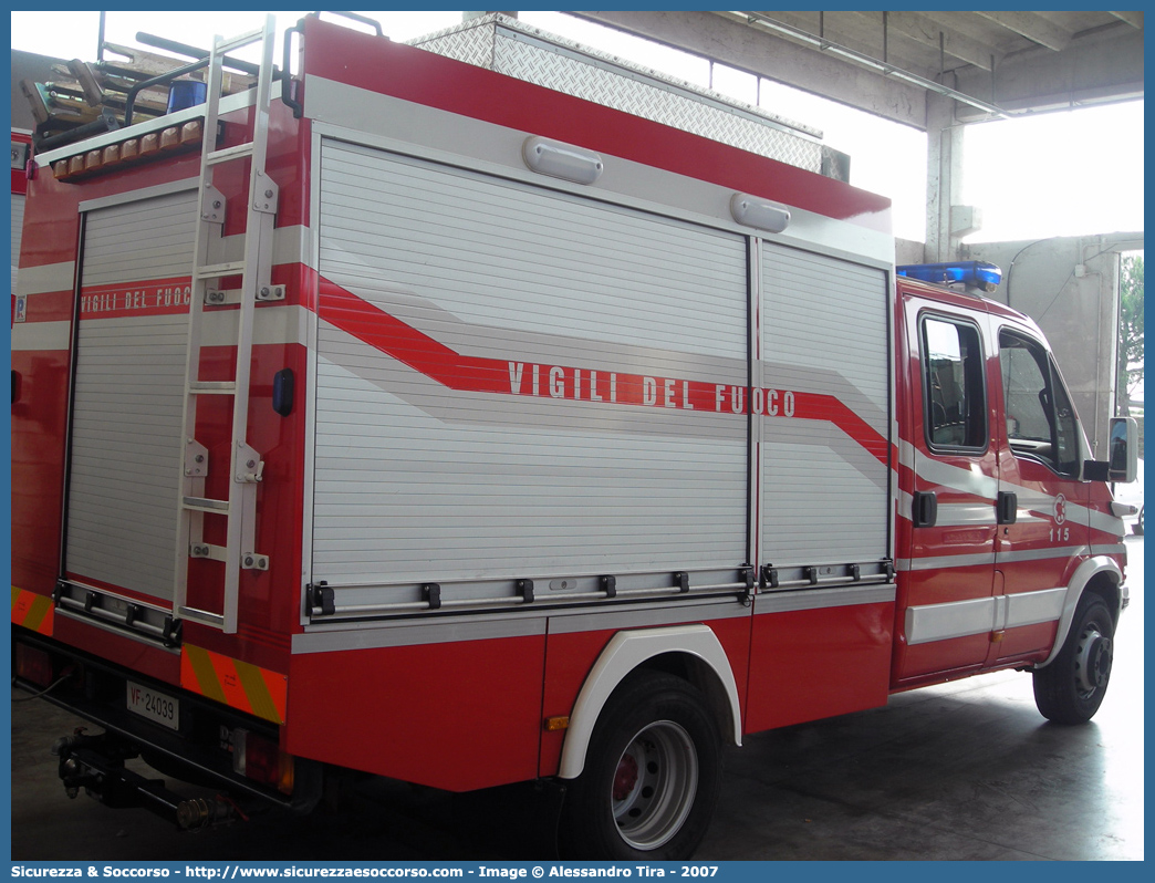 VF 24039
Corpo Nazionale Vigili del Fuoco
Iveco Daily 65C17 III serie
Allestitore Piemme Antincendi S.r.l.
Parole chiave: Corpo;Nazionale;Vigili del Fuoco;Vigili;Fuoco;Polisoccorso;Iveco;Daily;65C17;65 C 17;65C 17;65 C17;Piemme Antincendi