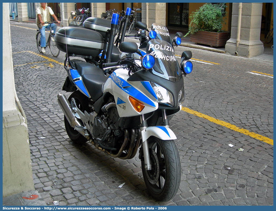 -
Polizia Municipale
Comune di Cento
Honda CBF600
Parole chiave: Polizia;Municipale;Locale;Cento;Honda;CBF600;CBF 600