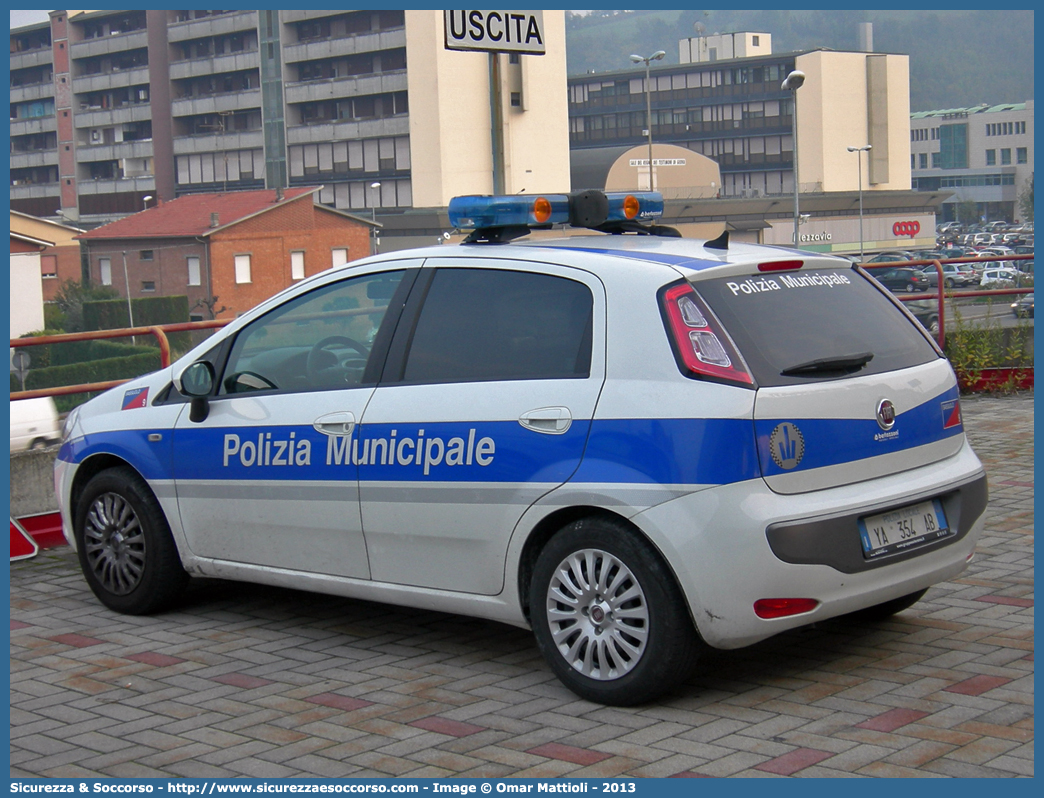 Polizia Locale YA354AB
Polizia Municipale
Comune di Sassuolo
Fiat Punto Evo
Allestitore Bertazzoni S.r.l.
Parole chiave: Polizia;Locale;Municipale;Sassuolo;Fiat;Punto;Evo;Bertazzoni;YA354AB;YA 354 AB