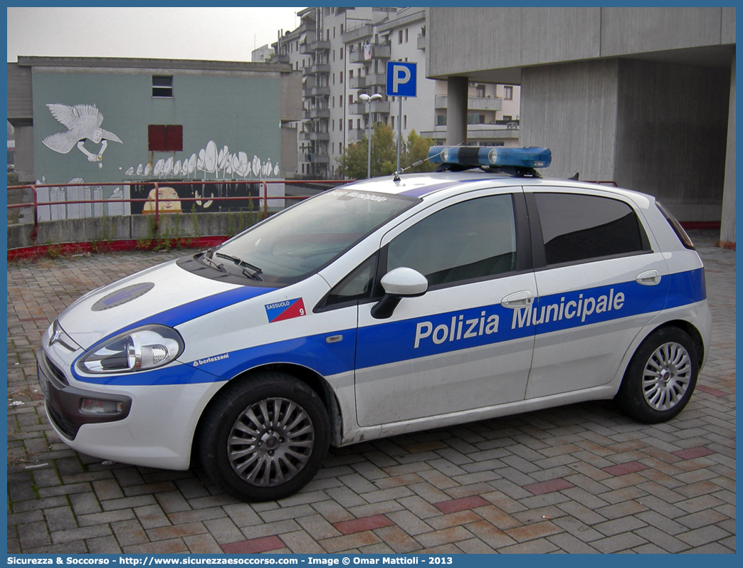 Polizia Locale YA354AB
Polizia Municipale
Comune di Sassuolo
Fiat Punto Evo
Allestitore Bertazzoni S.r.l.
Parole chiave: Polizia;Locale;Municipale;Sassuolo;Fiat;Punto;Evo;Bertazzoni;YA354AB;YA 354 AB