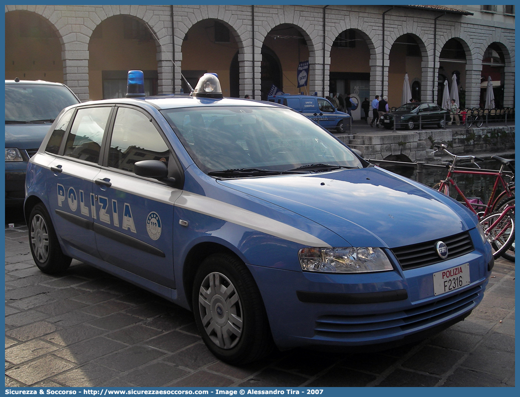 Polizia F2316
Polizia di Stato
Fiat Stilo II serie
Parole chiave: PS;P.S.;Polizia;di;Stato;Pubblica;Sicurezza;Fiat;Stilo;F2316