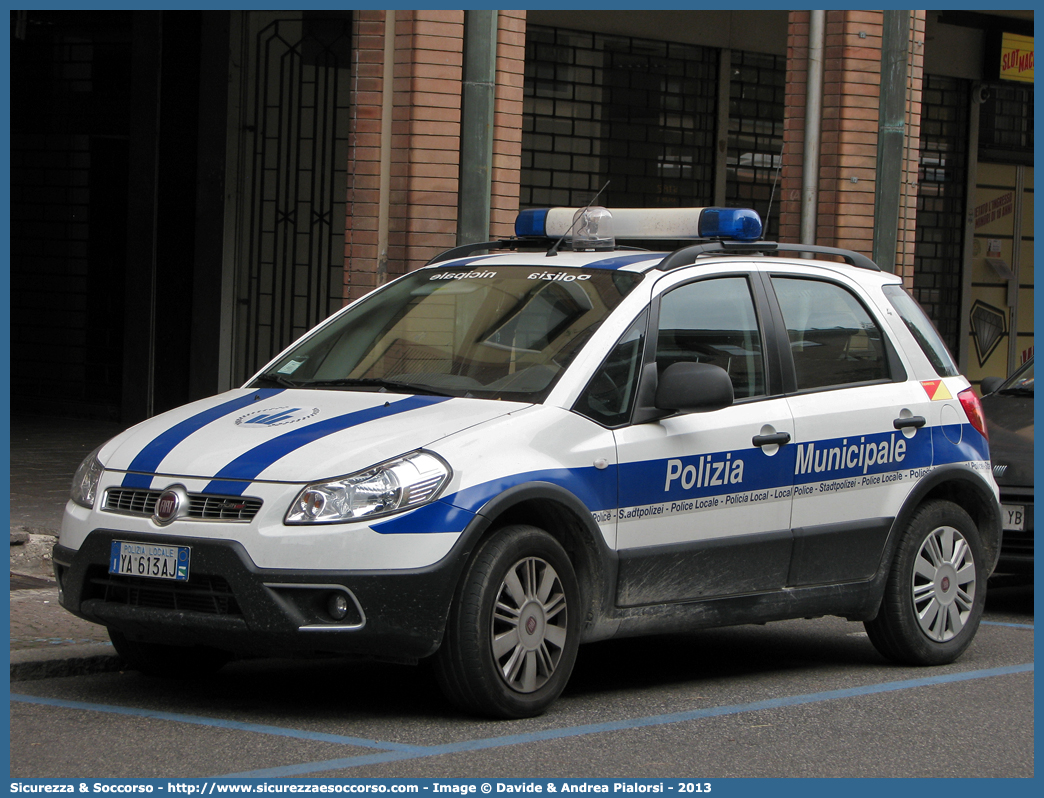 Polizia Locale YA613AJ
Polizia Municipale
Comune di Ravenna
Fiat Sedici II serie
Allestitore Focaccia Group S.r.l.
Parole chiave: Polizia;Locale;Municipale;Ravenna;Fiat;Sedici;Focaccia;YA613AJ;YA 613 AJ