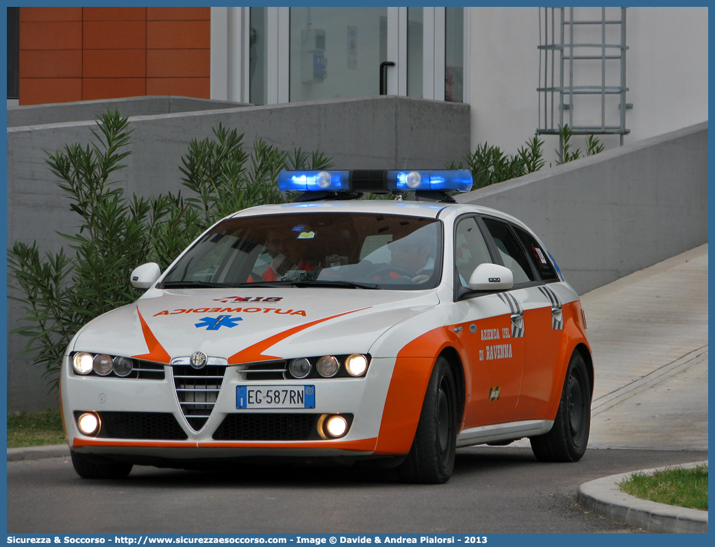 MIKE 01
118 Romagna Soccorso
Ambito Territoriale di Ravenna
Alfa Romeo 159 Sportwagon
Allestitore Vision S.r.l.
(II variante)
Parole chiave: Alfa Romeo;159;Sportwagon;118;Romagna;Ravenna;Soccorso;Automedica;Automedicalizzata;Auto Medica;Auto Medicalizzata;Vision