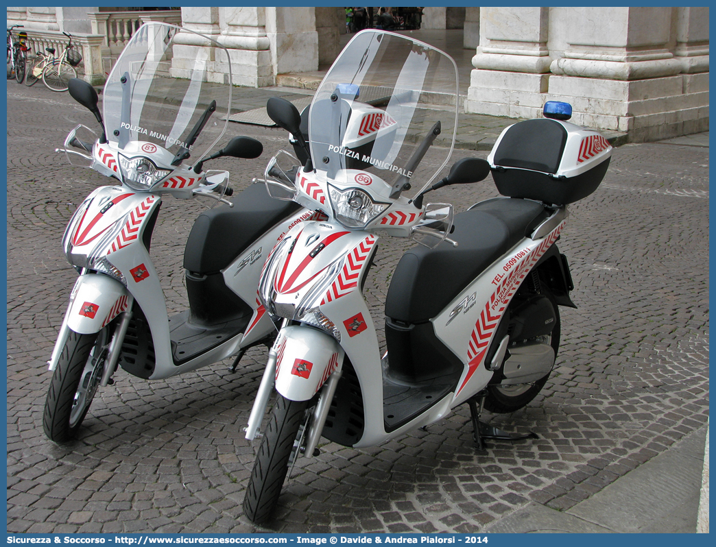 Polizia Locale YA01012
Comune di Pisa
Polizia Municipale
Honda SH125i VI serie
Parole chiave: Polizia;Locale;Municipale;Pisa;Honda;SH125i;SH;125;i;SH125;125i;YA01012;YA 01012