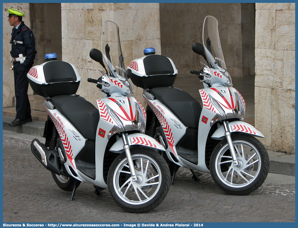 Polizia Locale YA01018
Comune di Pisa
Polizia Municipale
Honda SH125i VI serie
Parole chiave: Polizia;Locale;Municipale;Pisa;Honda;SH125i;SH;125;i;SH125;125i;YA01018;YA 01018