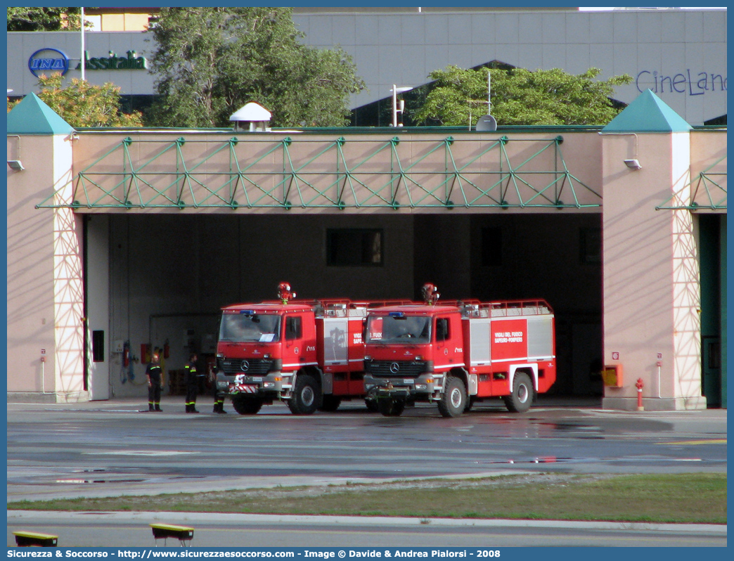 -
Vigili del Fuoco
Regione Autonoma Valle d'Aosta
Nucleo Aeroportuale
Mercedes Benz Actros 1843 4x4 I serie
Parole chiave: VF;V.F.;Vigili;Fuoco;Regione;Autonoma;Valle;Aosta;Mercedes;Benz;Actros;1843;4x4;Aeroportuale