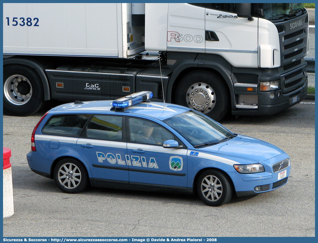 Polizia F4911
Polizia di Stato
Polizia Stradale
Raccordo Autostradale Valle d'Aosta S.p.A.
Volvo V50 I serie
Parole chiave: Polizia di Stato;Polizia Stradale;R.A.V.;Raccordo Autostradale Valle d'Aosta;Volvo;V50;V 50