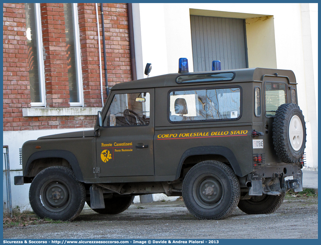 CFS 019AE
Corpo Forestale dello Stato
Parco Nazionale
delle Foreste Casentinesi
Land Rover Defender 90
Parole chiave: Corpo;Forestale;Stato;Corpo Forestale dello Stato;CFS;C.F.S.;Land Rover;Defender;90;019AE;019 AE