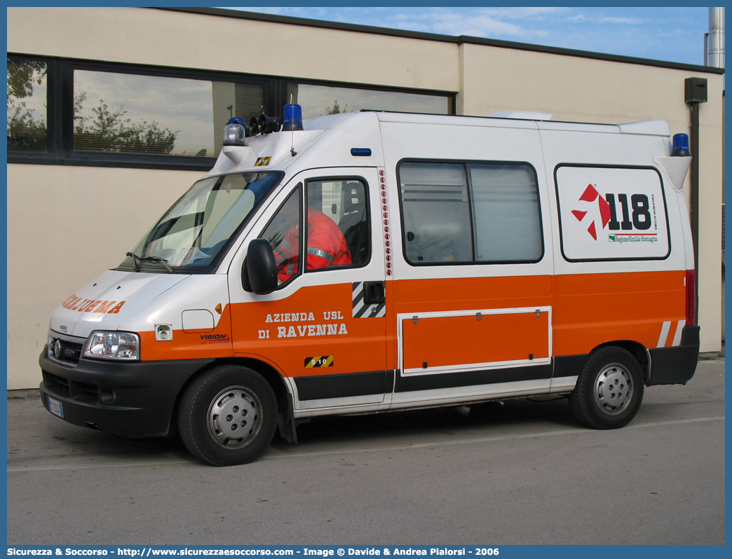 RA 10
118 Romagna Soccorso
Ambito Territoriale di Ravenna
Fiat Ducato II serie restyling
Allestitore Vision S.r.l.
Parole chiave: 118;Romagna;Ravenna;Soccorso;Ambulanza;Autoambulanza;Fiat;Ducato;Vision