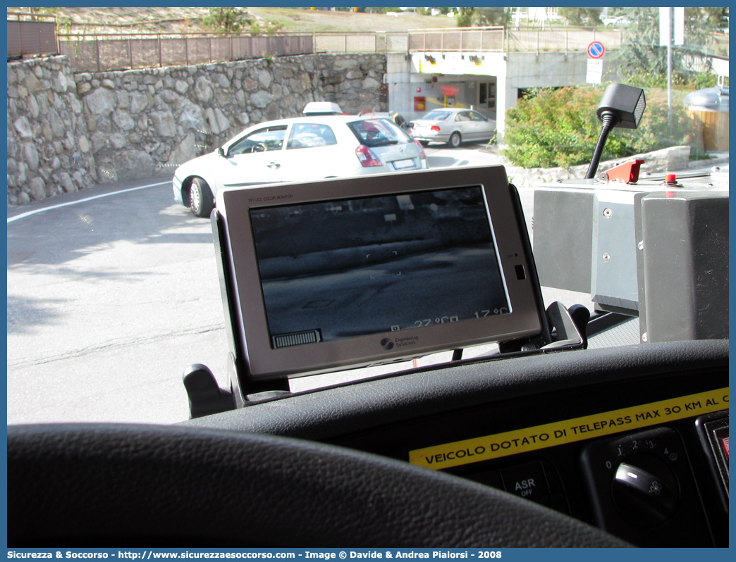 VF 24132
Vigili del Fuoco
Regione Autonoma Valle d'Aosta
Mercedes Benz Actros 1841
Parole chiave: VF;V.F.;Vigili;Fuoco;Regione;Autonoma;Valle;Aosta;Mercedes Benz;Actros;1841