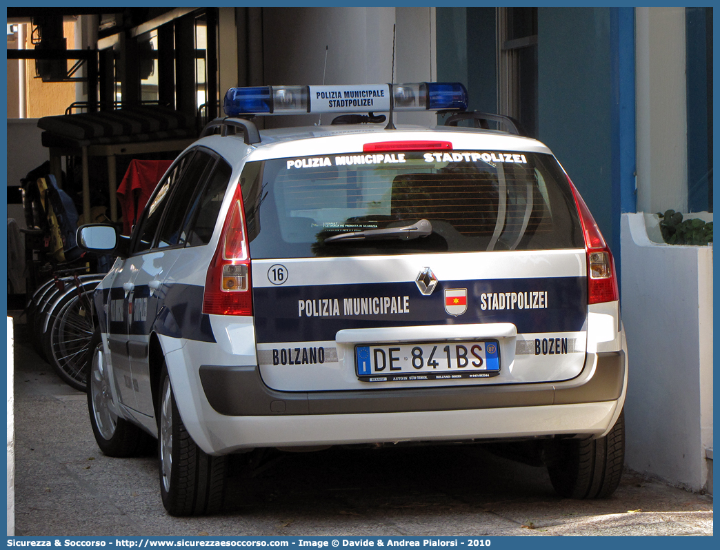 -
Polizia Municipale
Comune di Bolzano
Renault Megane GrandTour
Parole chiave: PL;P.L.;PM;P.M.;Polizia;Locale;Municipale;Stadt;Polizei;Stadtpolizei;Bolzano;Bozen;Renault;Megane;GrandTour;Grand Tour;SW;S.W.;Station;Wagon