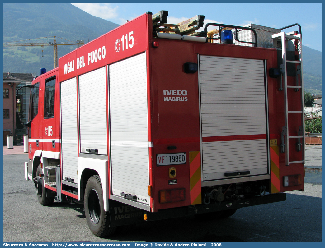 VF 19880
Vigili del Fuoco
Regione Autonoma Valle d'Aosta
Iveco Magirus EuroFire 100E21 I serie
Parole chiave: VF;V.F.;Vigili;Fuoco;Regione;Autonoma;Valle;Aosta;Iveco;Magirus;EuroFire;100E21 I serie;19880