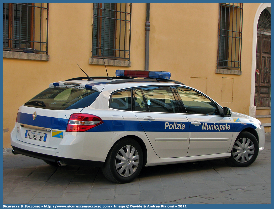 Polizia Locale YA585AE
Polizia Municipale
Comune di Cervia
Renault Laguna SporTour
Allestitore Focaccia Group S.r.l.
Parole chiave: Polizia;Municipale;Locale;Cervia;Renault;Laguna;SporTour;YA585AE;YA 585 AE;Focaccia