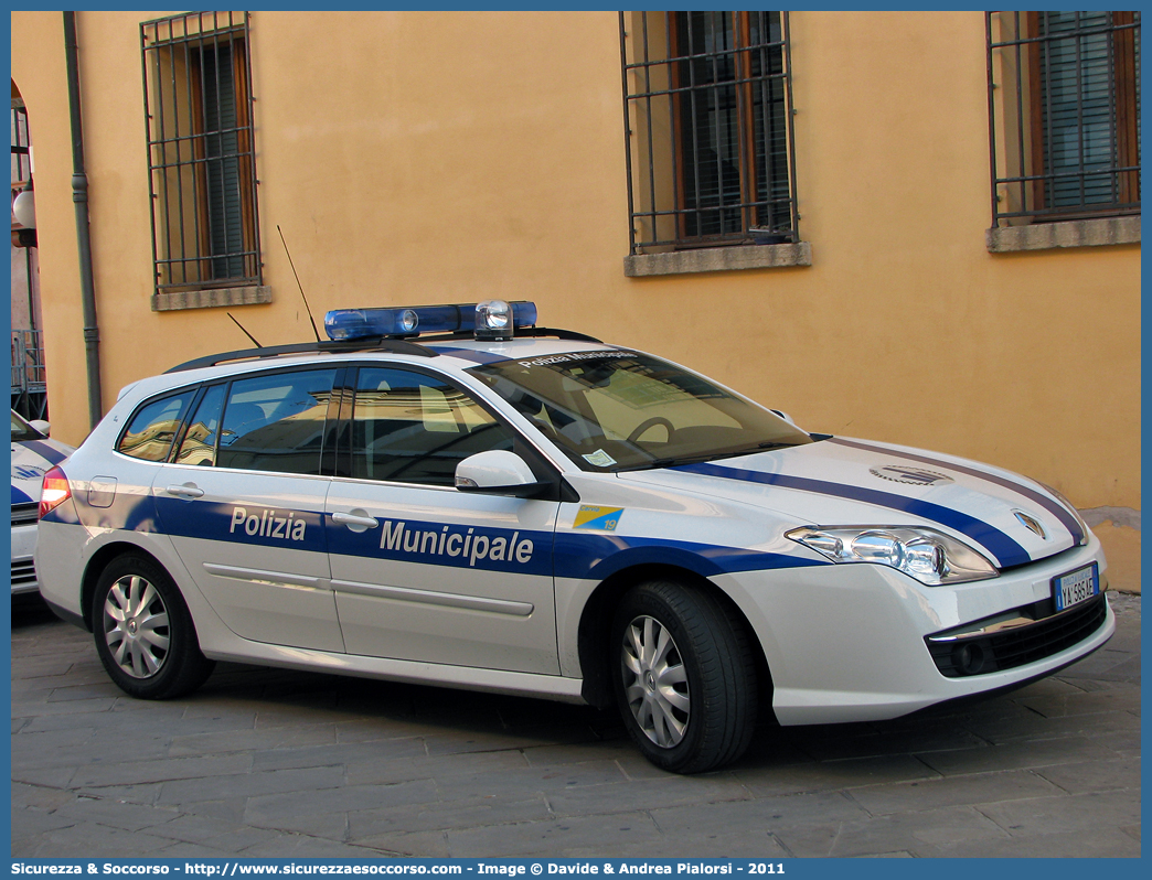 Polizia Locale YA585AE
Polizia Municipale
Comune di Cervia
Renault Laguna SporTour
Allestitore Focaccia Group S.r.l.
Parole chiave: Polizia;Municipale;Locale;Cervia;Renault;Laguna;SporTour;YA585AE;YA 585 AE;Focaccia