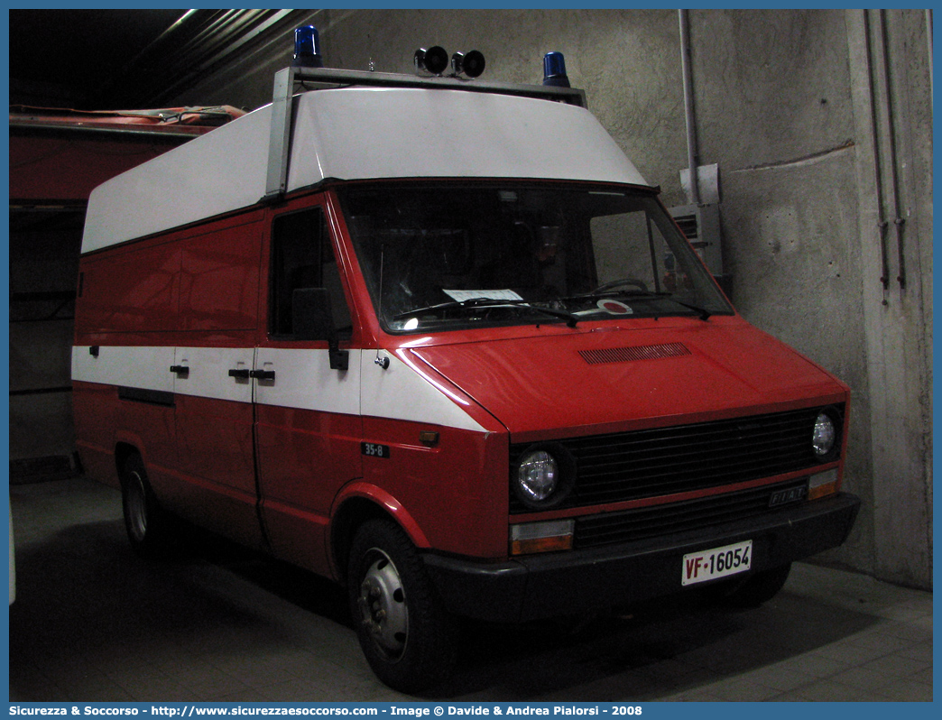 VF 16054
Vigili del Fuoco
Regione Autonoma Valle d'Aosta
Iveco Daily 35-8 I serie
Parole chiave: VF;V.F.;Vigili;Fuoco;Regione;Autonoma;Valle;Aosta;Iveco;Daily;35-8;16054