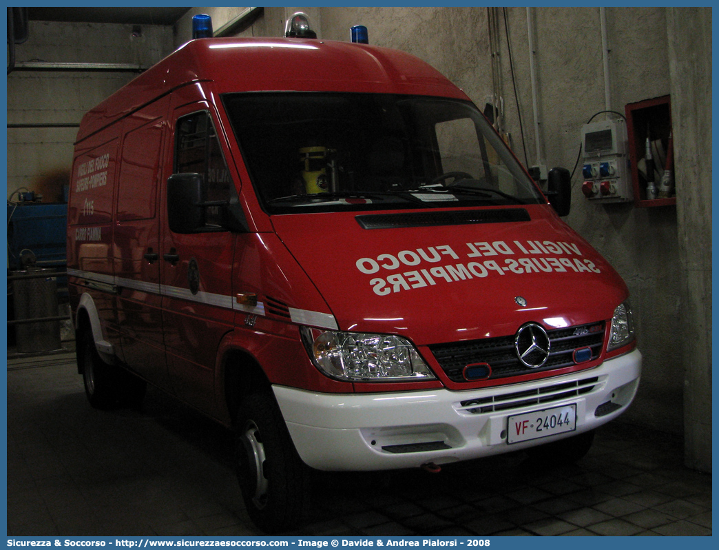 VF 24044
Vigili del Fuoco
Regione Autonoma Valle d'Aosta
Mercedes Benz Sprinter 416 4x4 I serie restyling
Parole chiave: VVF;V.V.F.;Vigili;del;Fuoco;Regione;Autonoma;Valle;Aosta;Mercedes;Benz;Sprinter;416;4x4