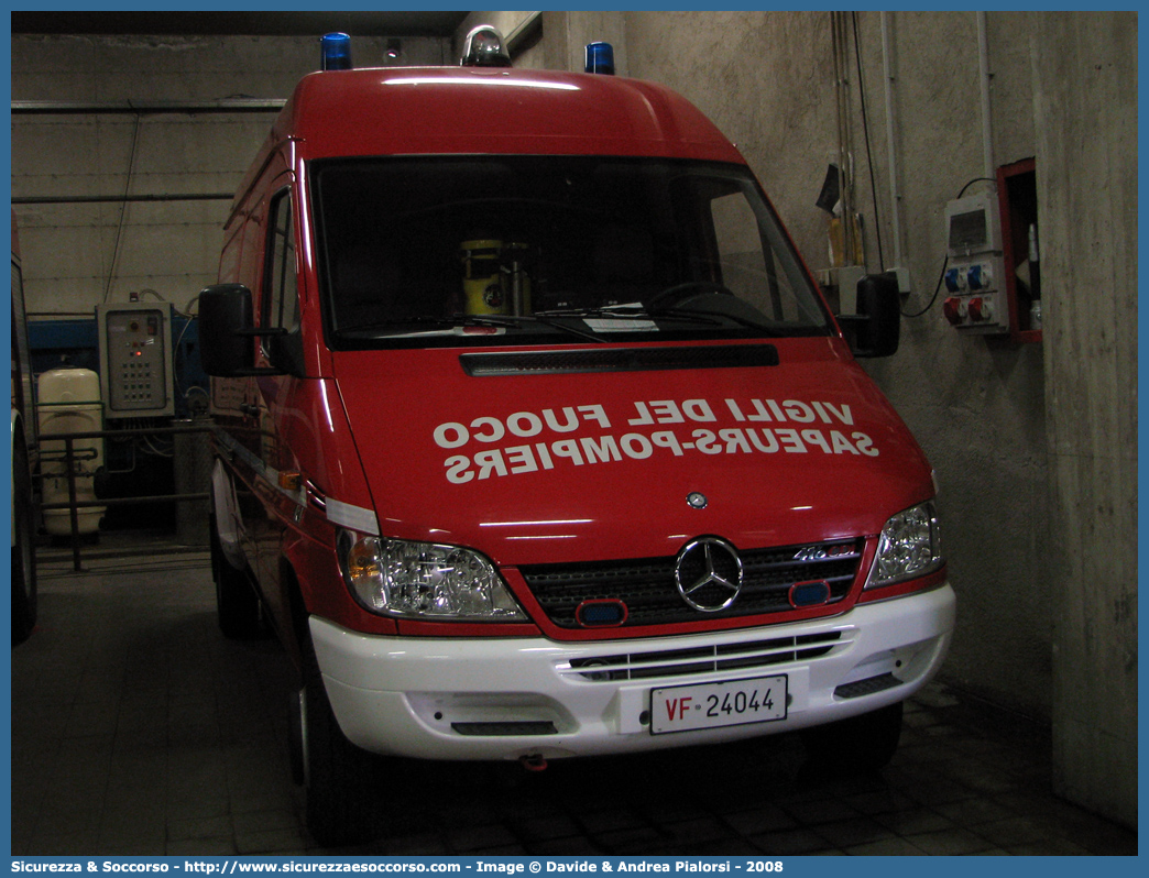 VF 24044
Vigili del Fuoco
Regione Autonoma Valle d'Aosta
Mercedes Benz Sprinter 416 4x4 I serie restyling
Parole chiave: VVF;V.V.F.;Vigili;del;Fuoco;Regione;Autonoma;Valle;Aosta;Mercedes;Benz;Sprinter;416;4x4