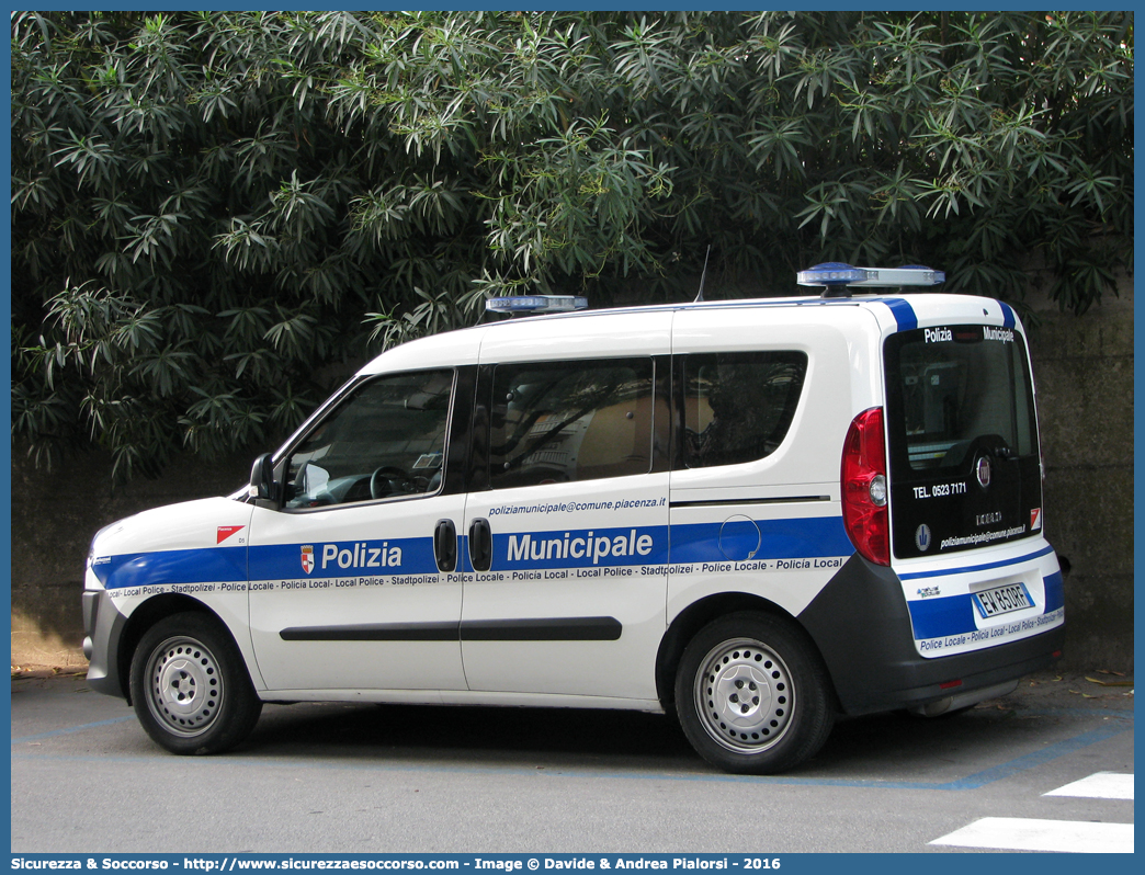 -
Polizia Municipale
Comune di Piacenza
Fiat Doblò II serie
Allestitore Bertazzoni S.r.l.
Parole chiave: Polizia;Locale;Municipale;Piacenza;Fiat;Doblò;Doblo;Bertazzoni