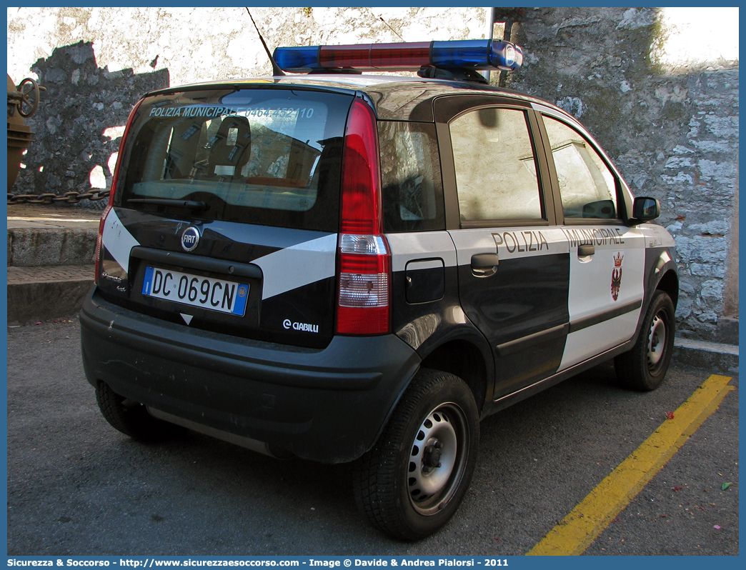 -
Polizia Municipale
Corpo Intercomunale
Rovereto e Valli del Leno
Fiat Nuova Panda 4x4 I serie
Allestitore Ciabilli S.r.l.
Parole chiave: Polizia;Locale;Municipale;Rovereto;Valli;Leno;Terragnolo;Trambileno;Fiat;Nuova Panda;4x4;Ciabilli