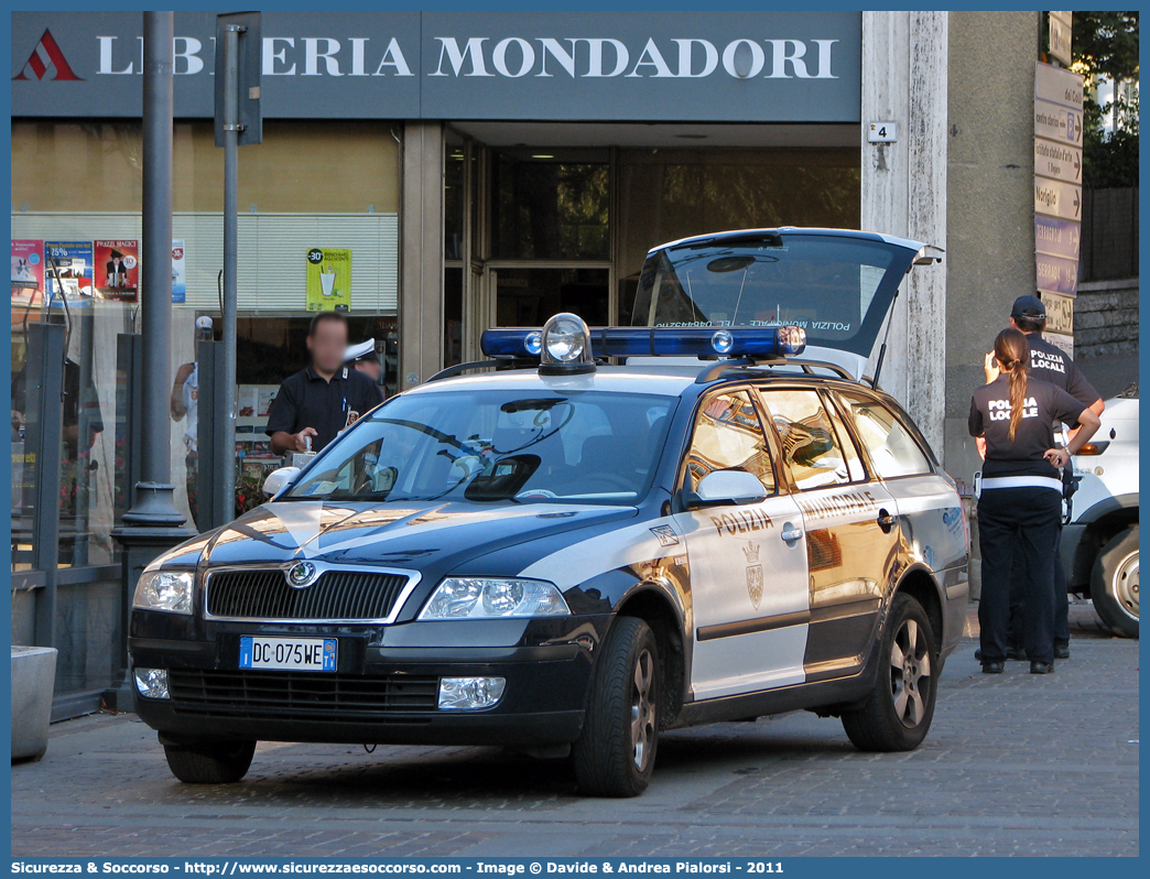 -
Polizia Municipale
Corpo Intercomunale
Rovereto e Valli del Leno
Skoda Octavia Wagon II serie
Allestitore Projet Service S.r.l.
Parole chiave: Polizia;Locale;Municipale;Rovereto;Valli;Leno;Terragnolo;Trambileno;Skoda;Octavia;SW;S.W.;Station;Wagon;Projet Service