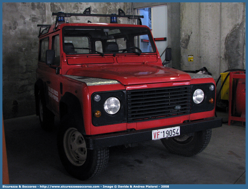 VF 19054
Vigili del Fuoco
Regione Autonoma Valle d'Aosta
Land Rover Defender 90
Parole chiave: VF;V.F.;Vigili;Fuoco;Regione;Autonoma;Valle;Aosta;Land Rover;Defender;90;19054