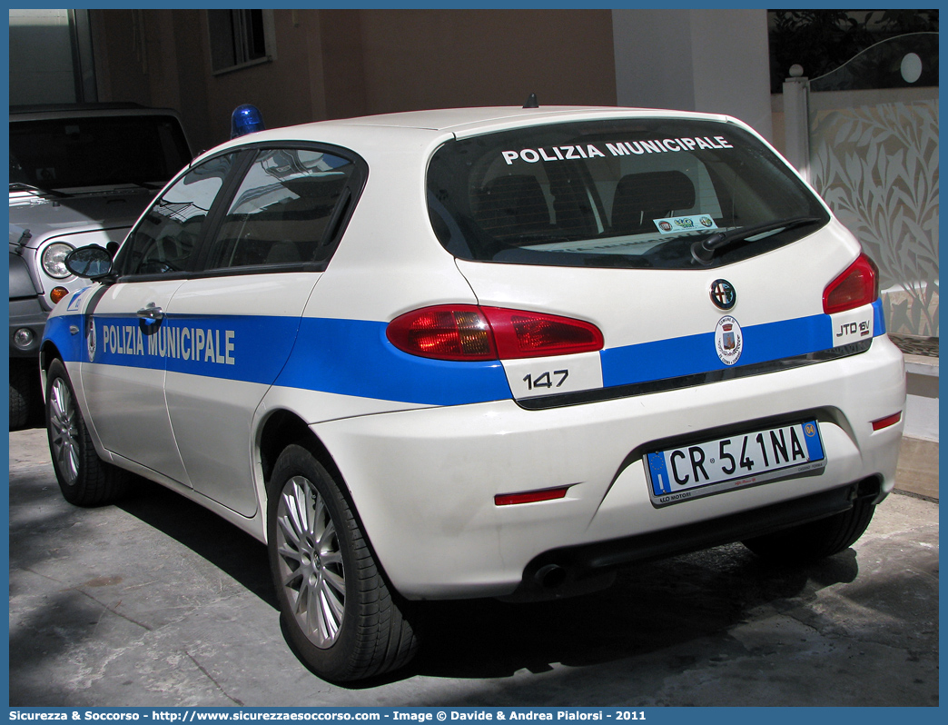 -
Polizia Municipale
Comune di Santi Cosma e Damiano
Alfa Romeo 147 II serie
Parole chiave: Polizia;Locale;Municipale;Santi Cosma e Damiano;Alfa Romeo;147