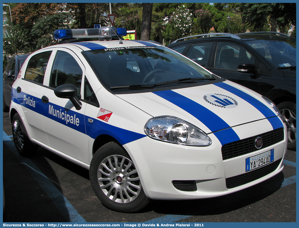 Polizia Locale YA294AD
Polizia Municipale
Comune di Forlì
Fiat Grande Punto
Allestitore Focaccia Group S.r.l.
Parole chiave: Polizia;Locale;Municipale;Forlì;Forli;Fiat;Grande Punto;YA294AD;YA 294 AD;Focaccia