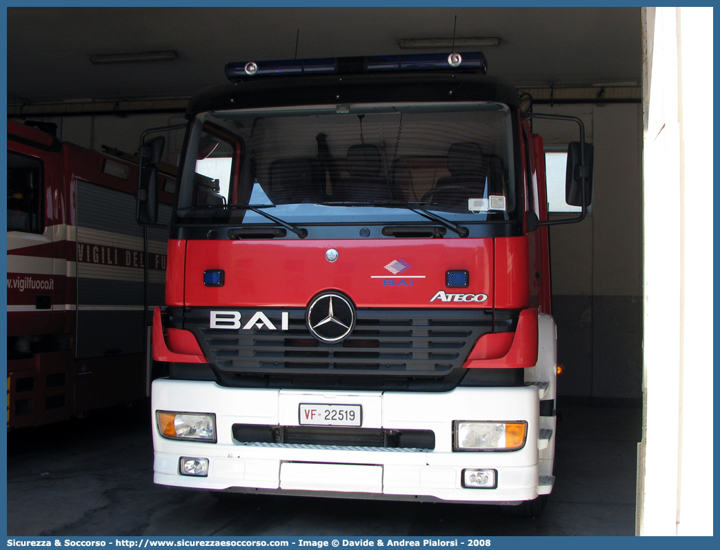 VF 22519
Corpo Nazionale Vigili del Fuoco
Mercedes Benz Atego 1828 I serie restyling
Allestitore BAI S.r.l.
Parole chiave: Corpo;Nazionale;Vigili del Fuoco;Vigili;Fuoco;ABP;A.B.P.;AutoBottePompa;AutoBotte;Mercedes Benz;Atego;1828;BAI;B.A.I.;22519