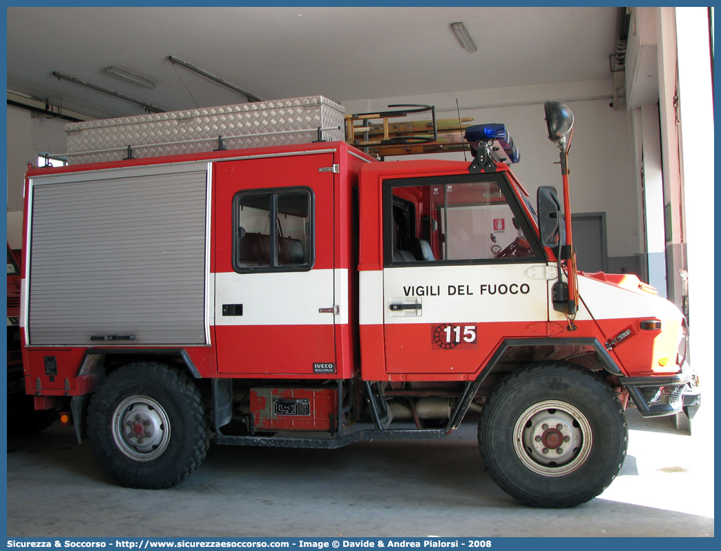 VF 17972
Corpo Nazionale Vigili del Fuoco
Iveco 40-10WM
Allestitore Iveco Magirus
Parole chiave: VF;V.F.;VVF;V.V.F.;Corpo;Nazionale;Vigili;del;Fuoco;Polisoccorso;Iveco;40-10WM;40;10;WM;VM90;VM 90;Magirus