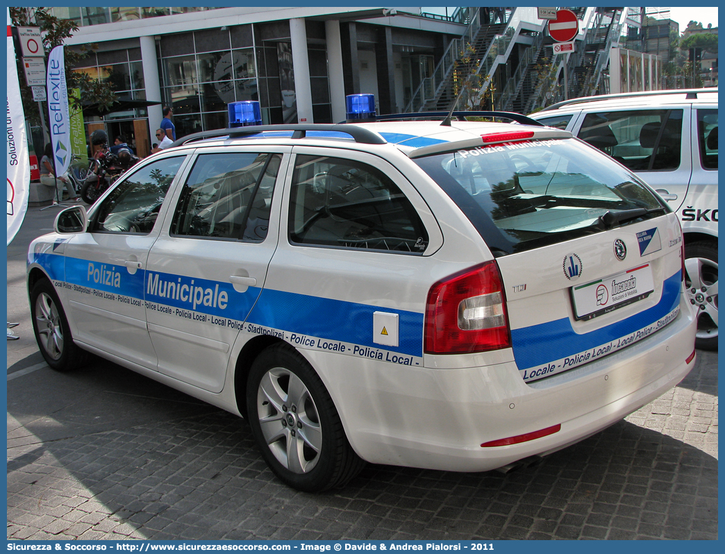 Polizia Locale YA579AE
Polizia Municipale
Comune di Bellaria Igea Marina
Skoda Octavia Wagon III serie
Allestitore Focaccia Group S.r.l.
Parole chiave: Polizia;Locale;Municipale;Bellaria;Igea Marina;Skoda;Octavia;Wagon;Focaccia;YA579AE;YA 579 AE